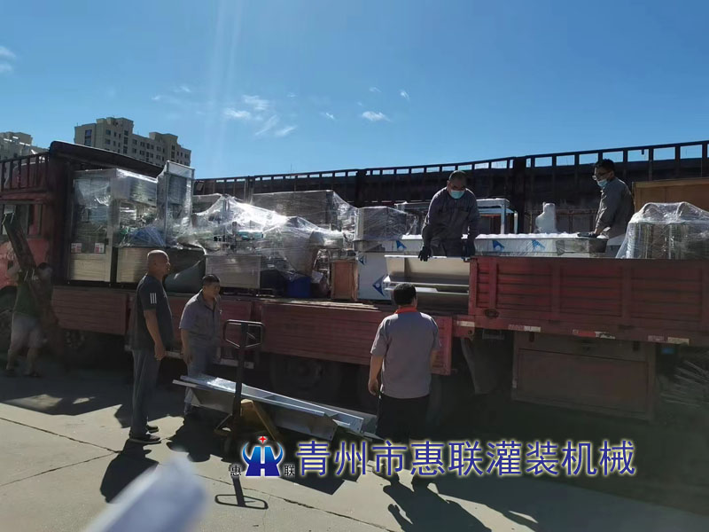 食用油灌装机全套生产线发往临沂