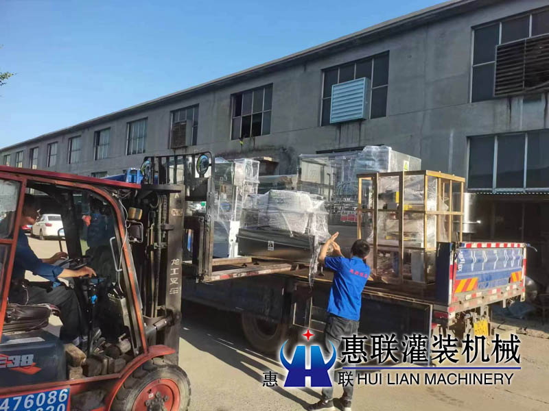食用油灌装机生产线发往沂南